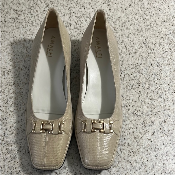 Amalfi Cream Flats with Gold Hardware - Picture 1 of 6